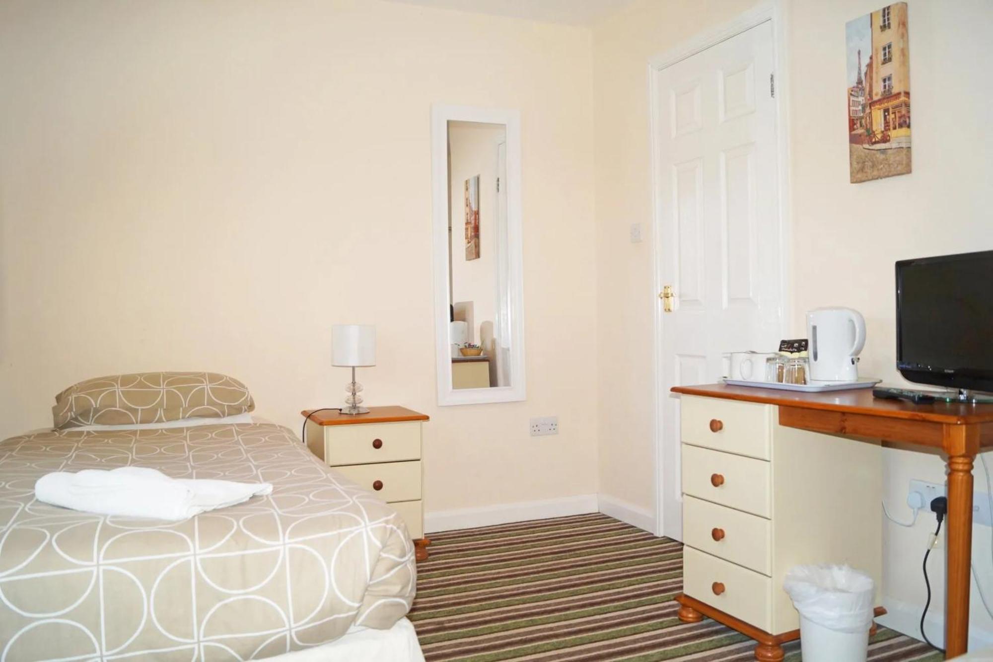 Ricky Road Guest House - Budget Watford  Exterior photo